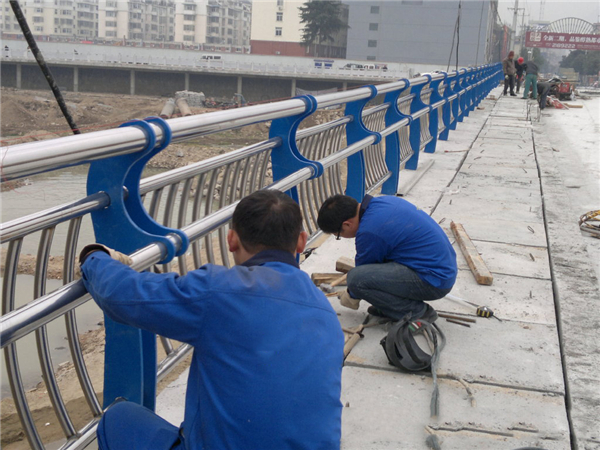 万宁不锈钢河道护栏的特性及其在城市景观中的应用