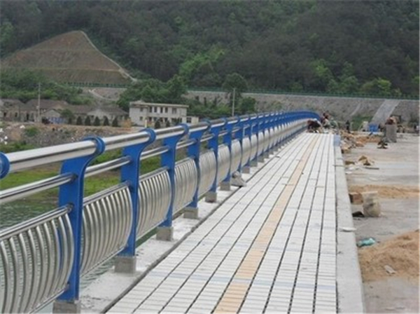 万宁不锈钢桥梁护栏是一种什么材质的护栏